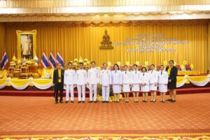 ภาพบุคลากรสำนักหอสมุดกลาง ร่วมงานน้อมรำลึกในพระมหากรุณาธิคุณฯ ถ่ายภาพร่วมกับประธานในพิธีฯ