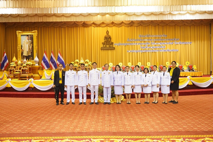 ภาพบุคลากรสำนักหอสมุดกลาง ร่วมงานน้อมรำลึกในพระมหากรุณาธิคุณฯ ถ่ายภาพร่วมกับประธานในพิธีฯ