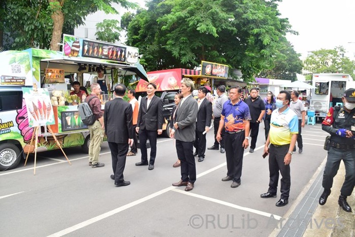 ภาพผู้ช่วยศาสตราจารย์วุฒิศักดิ์ ลาภเจริญทรัพย์ และคณะผู้บริหาร เยี่ยมชมร้าน Food Truck