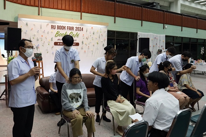 ภาพอาจารย์พิตรพิบูล ธารภูธรร อาจารย์ประจำภาควิชาการแพทย์แผนไทย มหาวิทยาลัยรามคำแหง บรรยาย และนักศึกษาแพทย์แผนไทยสาธิตการนวดพิชิต ออฟฟิศซินโดรม