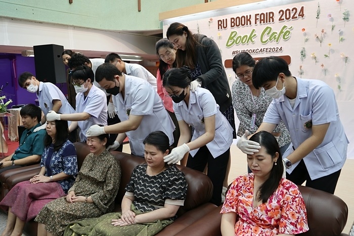 ภาพกิจกรรม Workshop "นวดพิชิต ออฟฟิศซินโดรม" โดยนักศึกษาแพทย์แผนไทย คณะวิทยาศาสตร์ มหาวิทยาลัยรามคำแหง สาธิตวิธีนวดแผนไทย