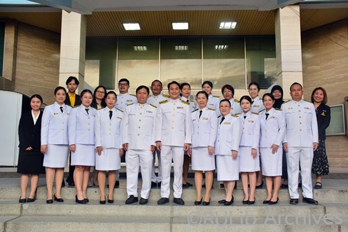 ภาพผู้บริหารและบุคลากรสำนักหอสมุดกลาง เตรียมเข้าร่วมพิธีฯ