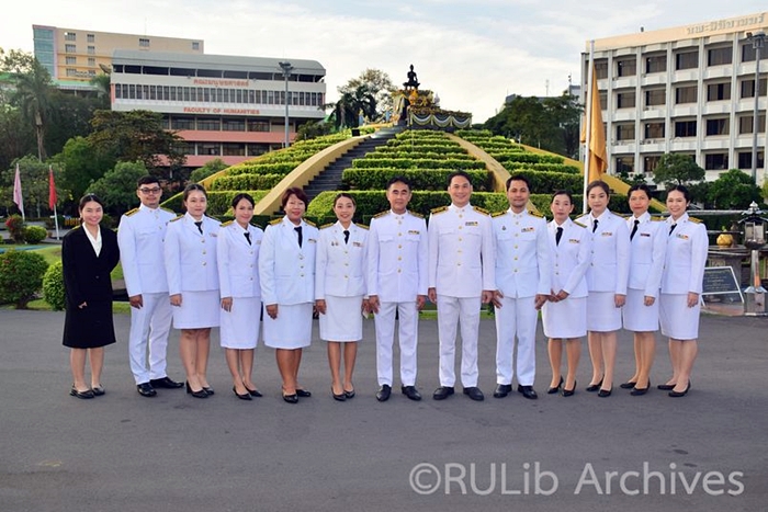 ภาพผู้บริหารและบุคลากรสำนักหอสมุดกลาง เตรียมเข้าร่วมพิธีฯ
