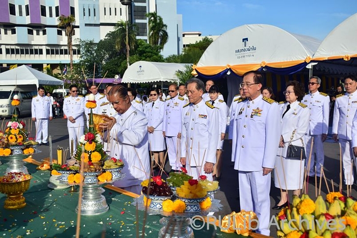ภาพนายวีระพล ตั้งสุวรรณ นายกสภามหาวิทยาลัย เป็นประธานในพิธีบวงสรวงองค์พ่อขุนรามคำแหงมหาราช (ยืนทางขวามือของผู้ช่วยศาสตราจารย์วุฒิศักดิ์ ลาภเจริญทรัพย์) ภาพนายวีระพล ตั้งสุวรรณ นายกสภามหาวิทยาลัย เป็นประธานในพิธีบวงสรวงองค์พ่อขุนรามคำแหงมหาราช (ยืนทางขวามือของผู้ช่วยศาสตราจารย์วุฒิศักดิ์ ลาภเจริญทรัพย์)