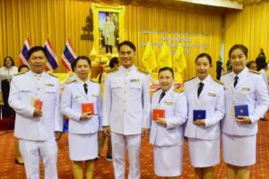 ภาพบุคลากรสำนักหอสมุดกลาง ผู้รับมอบเครื่องราชอิสริยาภรณ์ ในงานวันคล้ายวันสถาปนามหาวิทยาลัยรามคำแหง ครบรอบ 53 ปี