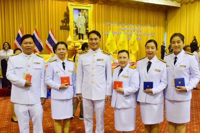 ภาพบุคลากรสำนักหอสมุดกลาง ผู้รับมอบเครื่องราชอิสริยาภรณ์ ในงานวันคล้ายวันสถาปนามหาวิทยาลัยรามคำแหง ครบรอบ 53 ปี