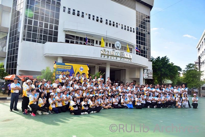 ภาพคณะผู้บริหาร พร้อมด้วยคณาจารย์ และบุคลากรมหาวิทยาลัยรามคำแหง แสดงพลังเชิงสัญลักษณ์ "มือขวาทับมือซ้าย" หมายถึง การป้องกันการทุจริต ภาพคณะผู้บริหาร พร้อมด้วยคณาจารย์ และบุคลากรมหาวิทยาลัยรามคำแหง แสดงพลังเชิงสัญลักษณ์ "มือขวาทับมือซ้าย" หมายถึง การป้องกันการทุจริต