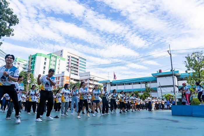 ภาพผู้ร่วมงานเต้นประกอบจังหวะเพลง ตามวิทยากรนำเต้น ในกิจกรรม "รวมพลังนักเต้น - ต้านโกง"
