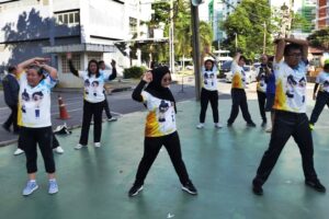 ภาพบุคลากรสำนักหอสมุดกลาง 3 ท่าน ร่วมกิจกรรม "รวมพลังนักเต้น - ต้านโกง"