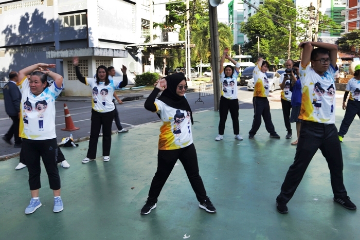 ภาพบุคลากรสำนักหอสมุดกลาง 3 ท่าน ร่วมกิจกรรม "รวมพลังนักเต้น - ต้านโกง"