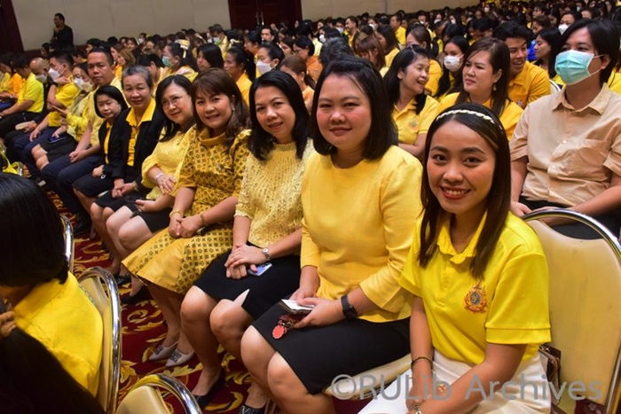 ภาพอาจารย์สมกมล รักวีรธรรม รองผู้อำนวยการฝ่ายบริหาร (คนแรกทางขวา) และอาจารย์พิมพ์ชนก โพธิปัสสา รองผู้อำนวยการฝ่ายวิชาการและวิจัย (คนที่สองทางขวา) นำบุคลากรสำนักหอสมุดกลาง เข้าร่วมพิธีฯ