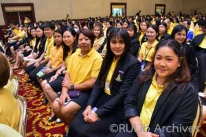 ภาพบุคลากรสำนักหอสมุดกลางร่วมโครงการวันคล้ายวันพระบรมราชสมภพของพระบาทสมเด็จพระบรมชนกาธิเบศรฯ