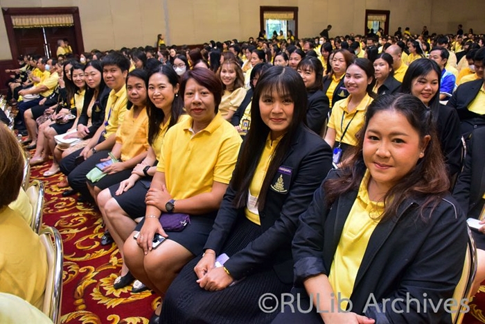 ภาพบุคลากรสำนักหอสมุดกลางร่วมโครงการวันคล้ายวันพระบรมราชสมภพของพระบาทสมเด็จพระบรมชนกาธิเบศรฯ