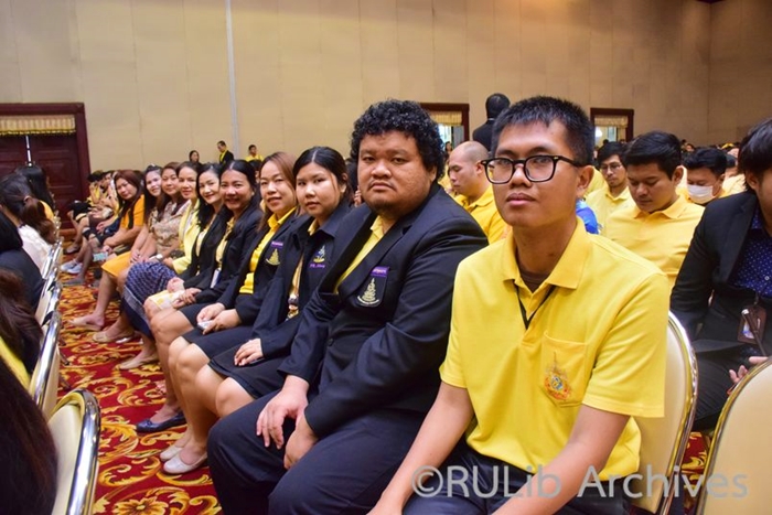 ภาพบุคลากรสำนักหอสมุดกลางร่วมโครงการวันคล้ายวันพระบรมราชสมภพของพระบาทสมเด็จพระบรมชนกาธิเบศรฯ