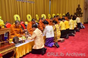 ภาพประธานพิธี และผู้บริหารมหาวิทยาลัย ถวายเครื่องจตุปัจจัยไทยธรรมแด่พระสงฆ์ จำนวน 10 รูป ถวายภัตตาหารแด่พระภิกษุสงฆ์ จำนวน 10 รูป