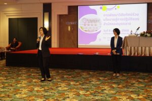 ภาพวิทยากรเชิญชวนผู้ร่วมสัมมนาร่วมกิจกรรมประกอบการบรรยาย และวิเคราะห์ SWOT ของแต่ละฝ่ายในสำนักหอสมุดกลาง