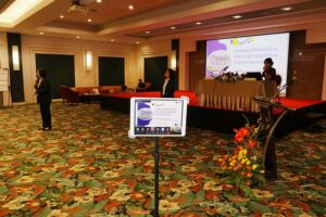 ภาพการจัดกิจกรรมสัมมนาฯ เป็นระบบ Hybrid ผสมผสานระหว่างการประชุมออนไซต์ และออนไลน์