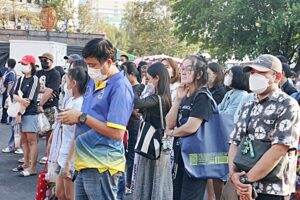 ภาพผู้สนใจ ยืนต่อแถวรอเข้าร่วมกิจกรรม