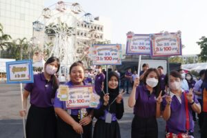 ภาพบุคคลากรสำนักหอสมุดกลางเตรียมกิจกรรมในงาน RU Fair ครั้งที่ 1