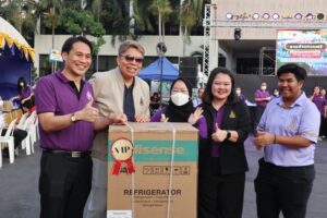 ภาพผู้โชคดี ผู้ได้รับรางวัลใหญ่เป็นตู้เย็น