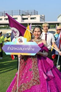 ภาพ น.ส.กมลวรรณ สังข์เงิน บรรณารักษ์ปฏิบัติการ หน่วยบริการทรัพยากรสารสนเทศ ผู้ถือป้ายสำนักหอสมุดกลาง