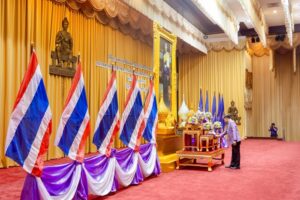 ภาพผู้ช่วยศาสตราจารย์วุฒิศักดิ์ ลาภเจริญทรัพย์ ถวายพานพุ่มดอกไม้หน้าพระฉายาลักษณ์ สมเด็จพระกนิษฐาธิราชเจ้า กรมสมเด็จพระเทพรัตนราชสุดาฯ สยามบรมราชกุมารี