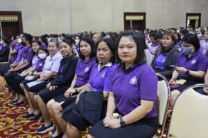 ภาพรองผู้อำนวยการฝ่ายวิชาการและวิจัย นางสาวพิมพ์ชนก โพธิปัสสา (คนแรกขวา) และรองผู้อำนวยการฝ่ายบริหาร นางสาวสมกมล รักวีรธรรม (คนที่ 4 จากขวา) ร่วมพิธีถวายพระพรชัยมงคล พร้อมด้วยบุคลากรสำนักหอสมุดกลาง
