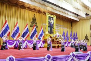 ภาพการแสดง รำถวายพระพร ชุด "น้อมนบบูชา เจ้าฟ้าวิศิษฏศิลปิน” จากโรงเรียนสาธิตมหาวิทยาลัยรามคำแหง (ฝ่ายประถม)