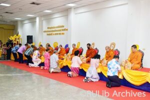 ภาพประธานในพิธีฯ และคณะผู้บริหารถวายภัตตราหารเพล และจตุปัจจัยไทยธรรมแด่พระสงฆ์