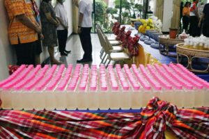 ภาพผลิตภัณฑ์ "น้ำอบไทยตำรับชาววัง" บรรจุในขวดพลาสติกธรรมดา เพื่อมอบให้ผู้ร่วมงาน