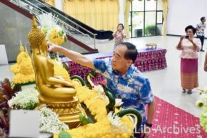 ภาพประธานในพิธีฯ สรงน้ำพระพุทธรูป ณ บริเวณห้องโถง อาคารหอประชุมพ่อขุนรามคำแหงมหาราช