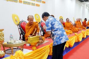ภาพประธานในพิธีฯ ถวายภูษาโยง และถวายผ้าบังสุกุล ตามลำดับ