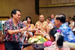 ภาพอาจารย์ ดร.ภูวเดช ธนิชานนท์ ผู้อำนวยการสำนักหอสมุดกลาง รดน้ำขอพรอธิการบดี