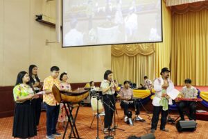 ภาพบุคลากรคณะศิลปกรรมศาสตร์ มหาวิทยาลัยรามคำแหง นำแสดง รำวงย้อนยุค ในเพลง "รำวงชาวราม" และผู้บริหารทุกคณะ สำนักภายในมหาวิทยาลัยรามคำแหง ร่วมรำวง