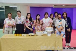 ภาพคณะกรรมการสวัสดิการ สำนักหอสมุดกลางและคณะร่วมกันจัดกิจกรรมวันสงกรานต์ ประจำปี 2568