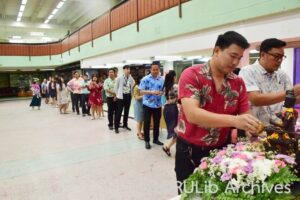 ภาพบุคลากรสำนักหอสมุดกลาง ผู้เข้าร่วมกิจกรรมวันสงกรานต์ กำลังสรงน้ำพระฯ