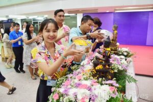 ภาพบุคลากรสำนักหอสมุดกลาง ผู้ร่วมงาน ร่วมสรงน้ำพระฯ