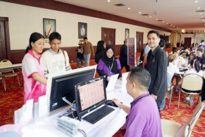 ภาพกิจกรรมเกมสนุก ๆ บนจอ Touchscreen และแนะนำการบริการสำนักหอสมุดกลาง