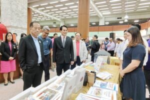 ภาพคณะผู้บริหารเยี่ยมชม บูทสำนักพิมพ์ RU PRESS โดยสำนักพิมพ์ มหาวิทยาลัยรามคำแหง