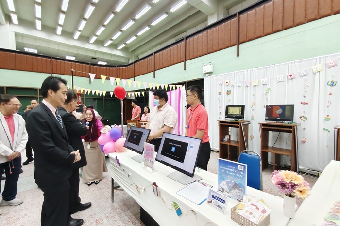 ภาพคณะผู้บริหารเยี่ยมชม บูท JOURNAL LOVER หน่วยวารสารและเอกสาร 