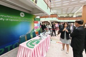 ภาพคณะผู้บริหารเยี่ยมชม บูทให้บริการตรวจสายตา คณะทัศนมาตรศาสตร์ มหาวิทยาลัยรามคำแหง