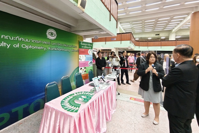 ภาพคณะผู้บริหารเยี่ยมชม บูทให้บริการตรวจสายตา คณะทัศนมาตรศาสตร์ มหาวิทยาลัยรามคำแหง