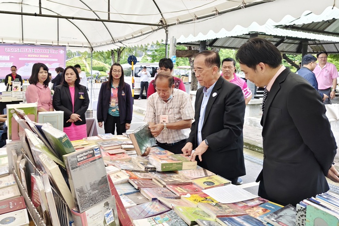 ภาพคณะผู้บริหารเยี่ยมชม โซนจำหน่ายหนังสือ และซื้อหนังสือที่สนใจ