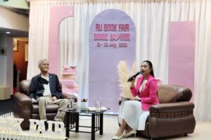 ภาพกิจกรรมพิเศษ คือ การเสวนา เรื่อง "Book Lover กับอาจารย์ที่รัก" ระหว่างรองศาสตราจารย์สุขุม นวลสกุล อดีตอธิการบดีมหาวิทยาลัยรามคำแหง และนางสาวสุภาวิณี บัวบาน นักวิชาการศึกษาชำนาญการ สำนักเทคโนโลยีการศึกษา มหาวิทยาลัยรามคำแหง
