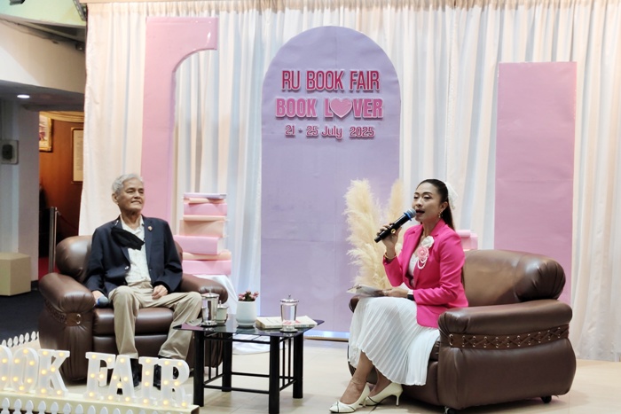 ภาพกิจกรรมพิเศษ คือ การเสวนา เรื่อง "Book Lover กับอาจารย์ที่รัก" ระหว่างรองศาสตราจารย์สุขุม นวลสกุล อดีตอธิการบดีมหาวิทยาลัยรามคำแหง และนางสาวสุภาวิณี บัวบาน นักวิชาการศึกษาชำนาญการ สำนักเทคโนโลยีการศึกษา มหาวิทยาลัยรามคำแหง