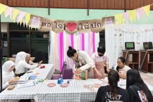 ภาพแนะนำ/สาธิตการห่อปกหนังสือและพับกระดาษ บูทห่อใจใส่ปก โดยบรรณารักษ์บริการทรัพยากรสารสนเทศ หน่วยบริการทรัพยากรสารสนเทศ (ระดับชั้น) แนะนำ