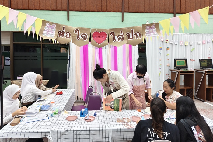 ภาพแนะนำ/สาธิตการห่อปกหนังสือและพับกระดาษ บูทห่อใจใส่ปก โดยบรรณารักษ์บริการทรัพยากรสารสนเทศ หน่วยบริการทรัพยากรสารสนเทศ (ระดับชั้น) แนะนำ