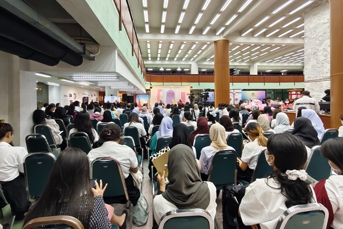 ภาพคณาจารย์ เจ้าหน้าที่ และนักศึกษามหาวิทยาลัยรามคำแหง ร่วมรับฟัง การเสวนา เรื่อง "Book Lover กับอาจารย์ที่รัก"