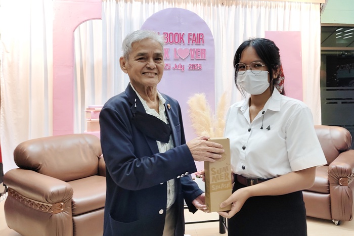 ภาพรองศาสตราจารย์สุขุม นวลสกุล มอบรางวัลแก่นักศึกษาที่ร่วมตอบคำถามได้ถูกต้อง
