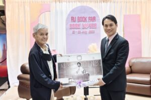 ภาพผู้อำนวยการสำนักหอสมุดกลาง มอบของที่ระลึกแด่รองศาสตราจารย์สุขุม นวลสกุล